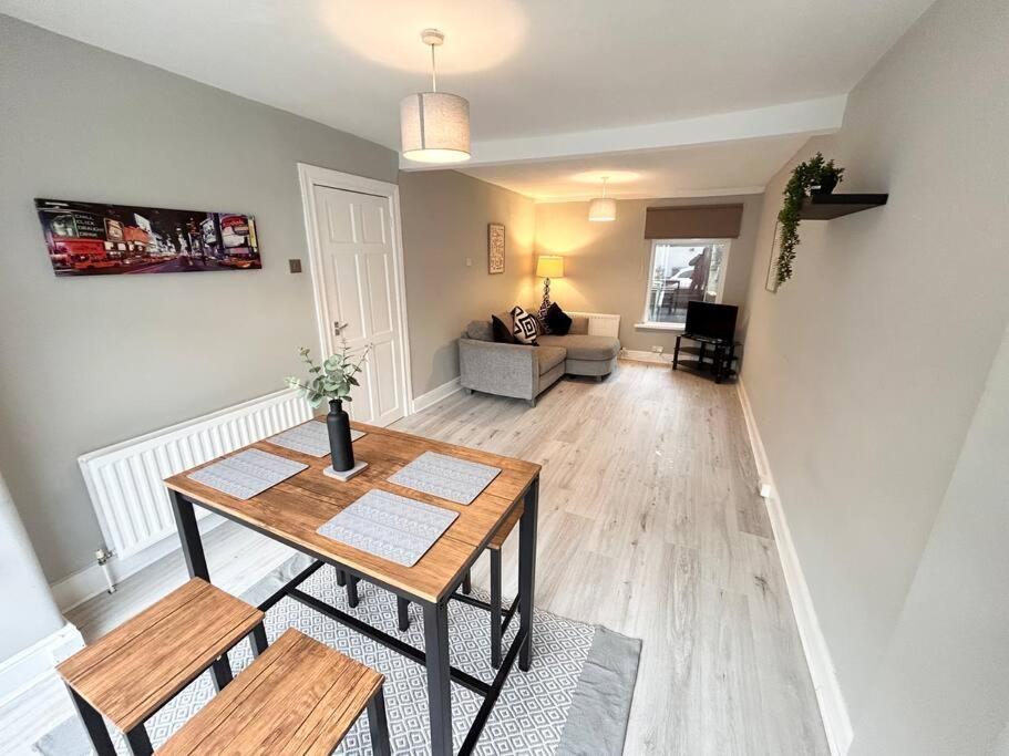 Snug Central Belfast Home, 2 Minutes From Ormeau Park! ภายนอก รูปภาพ